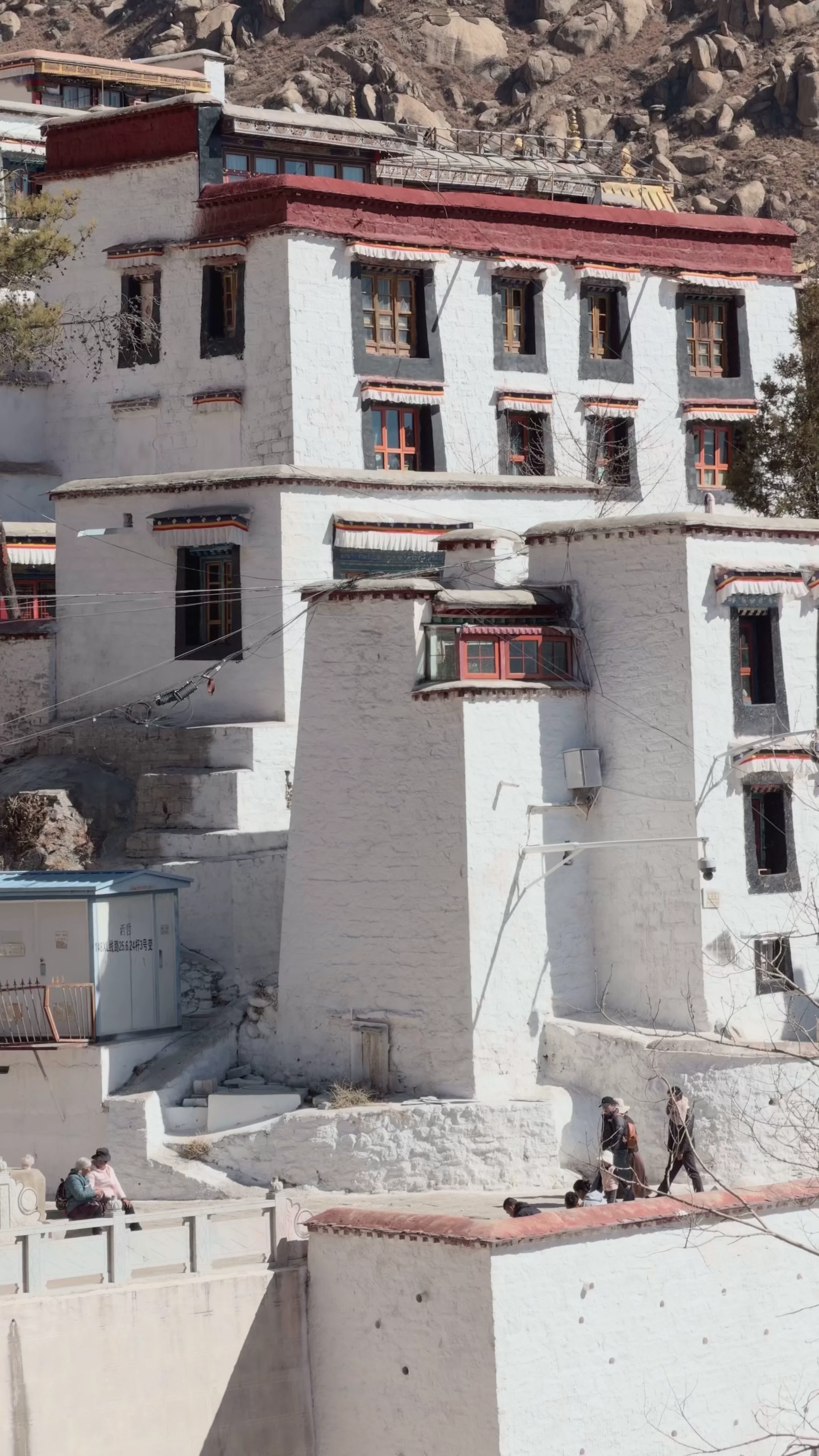 哲蚌寺建筑,密密麻麻的僧舍,每个房间都曾住过求法的僧人