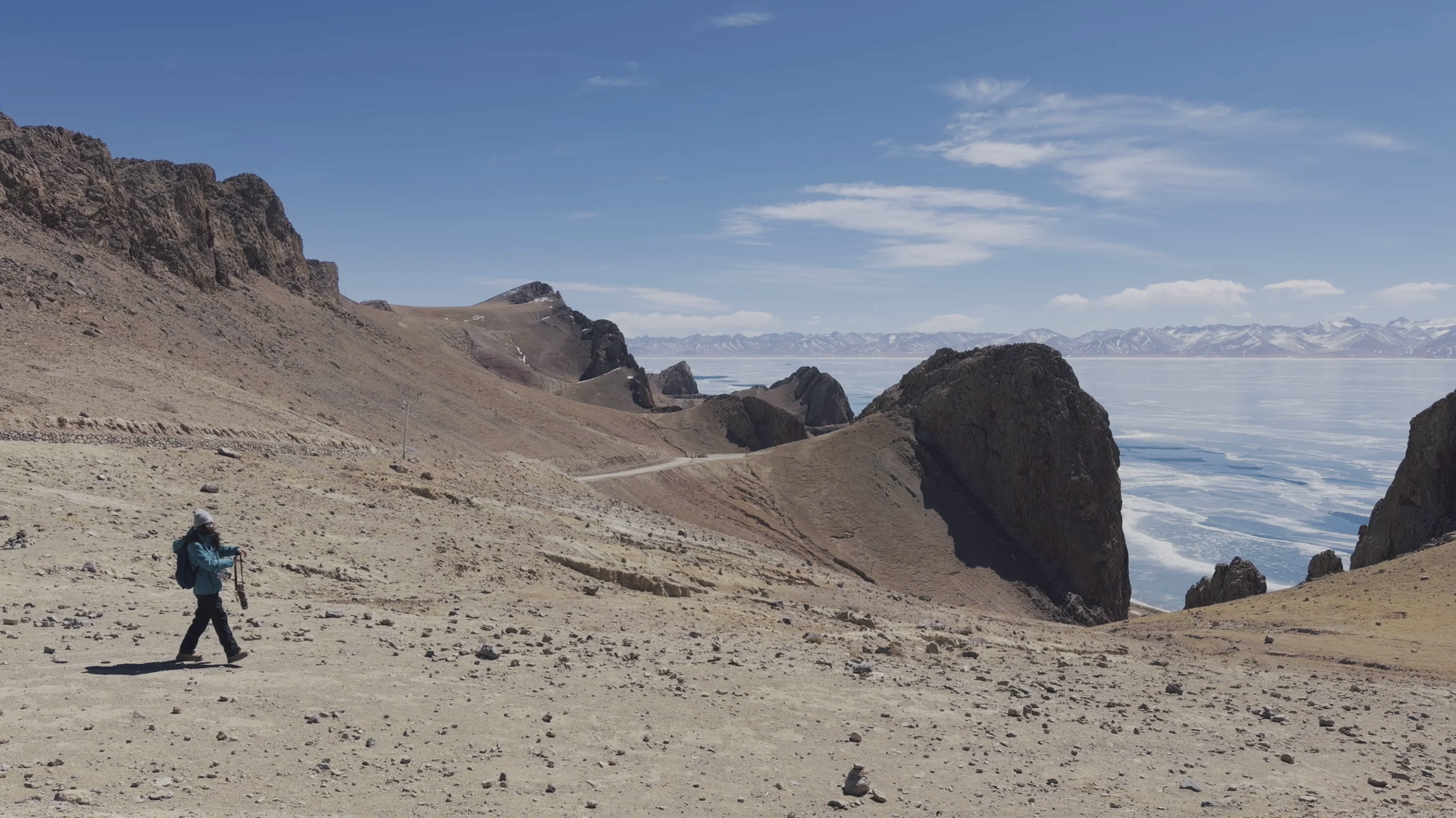 纳木错,绝美圣湖与雪山,黄昏湖面泛起金色的波光