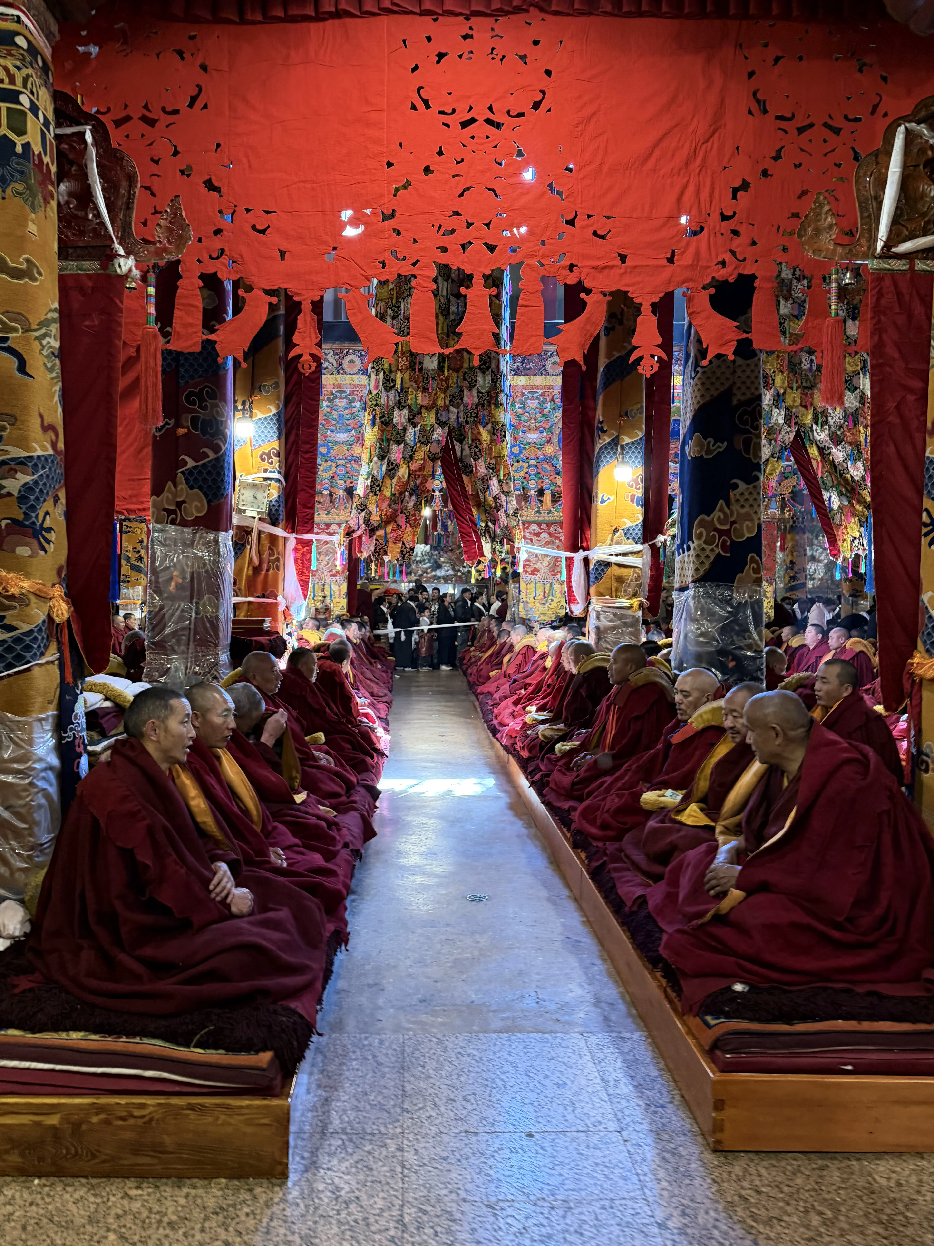 色拉寺,辩经与参加法会的喇嘛们