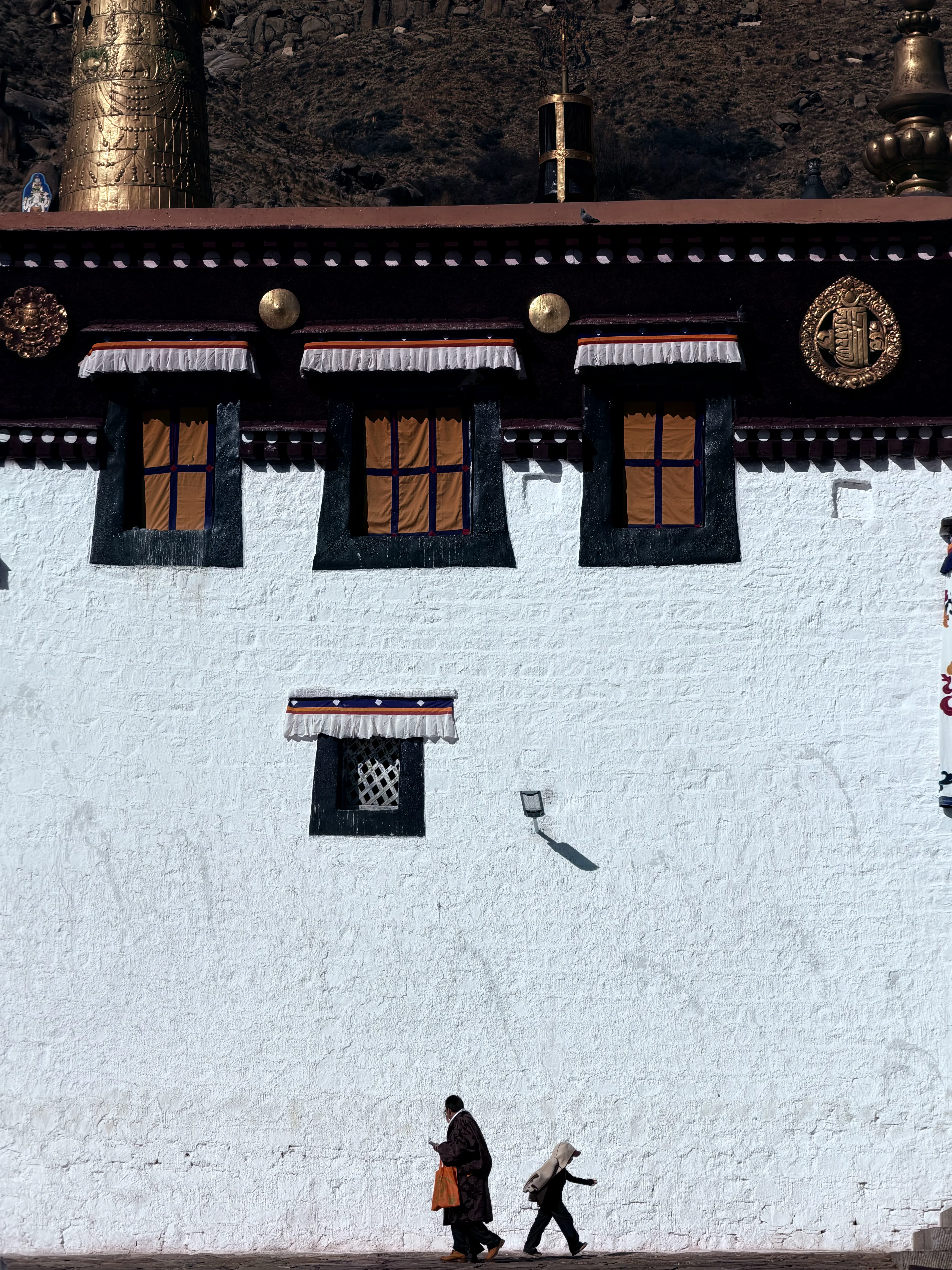 色拉寺,藏式建筑一隅,光与影的交错